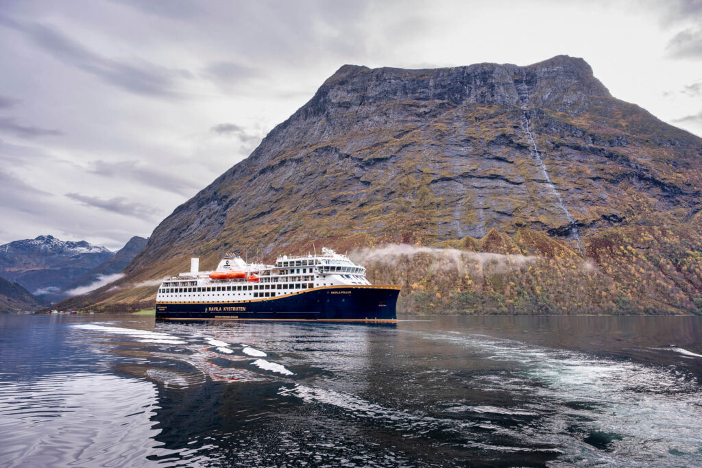 Postschiff Hurtigruten, Hjørundfjord, Norwegen Postschiff Hurtigruten, Hjørundfjord, Norwegen